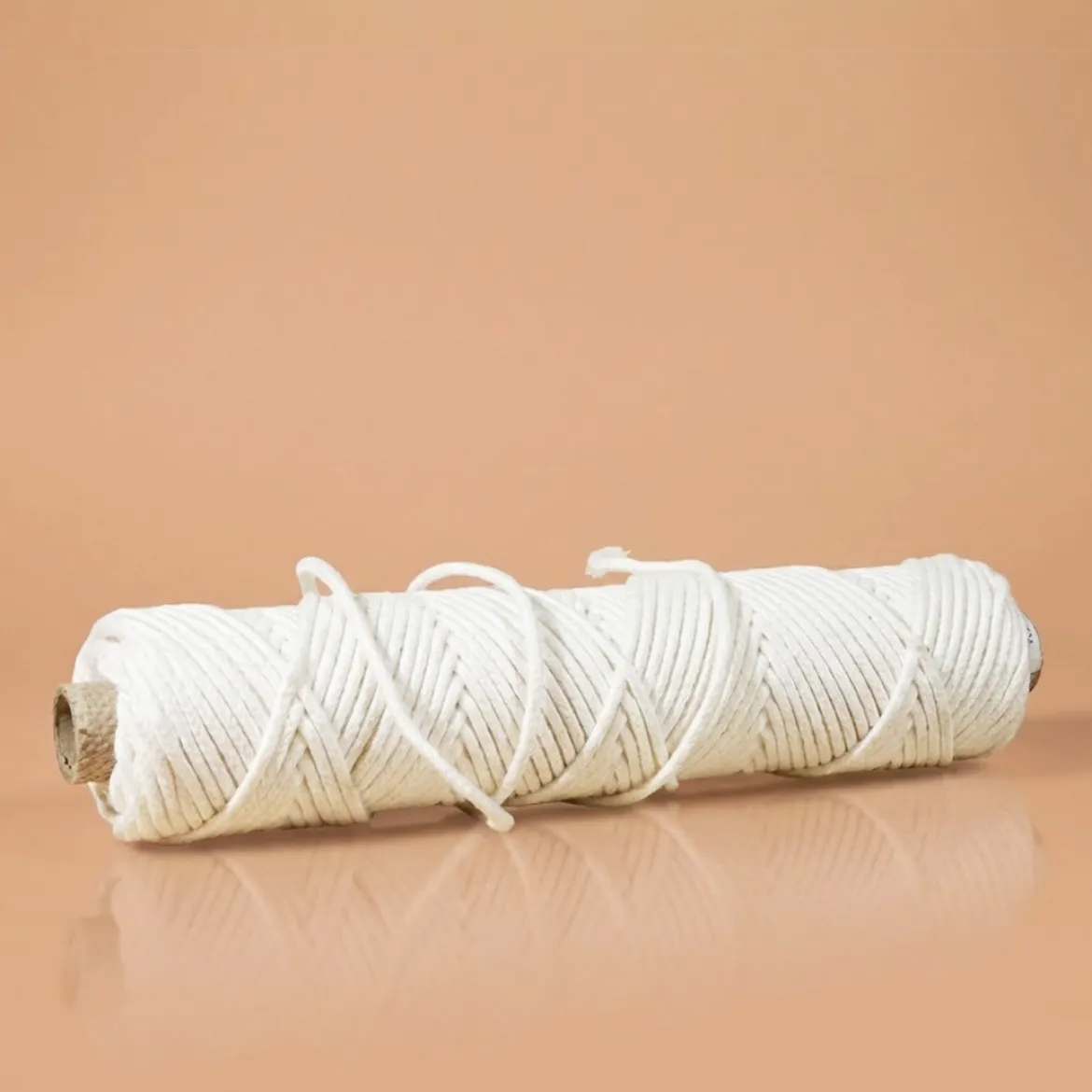 Round cotton wicks for candles