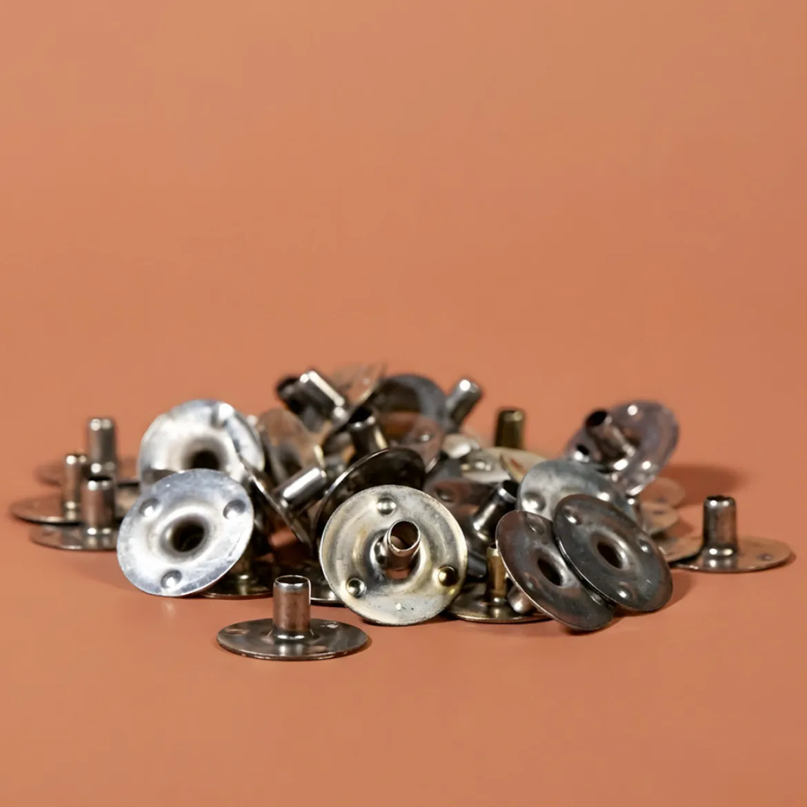 Round wick holder with hole