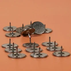 Round wick holder with thorn